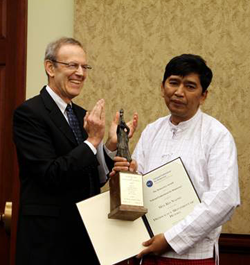 Homo Homini Award ဆု ဦးမင္းကုိႏိုင္ လက္ခံရယူ