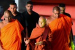 တနဂၤေႏြေန႔က ကုိလံဘုိေလဆိပ္မွာ ေတြ႔ရတ့ဲ ေဒသခံ အစြန္းေရာက္ Bodu Bala Sena အုပ္စု နဲ႔ ဦးဝီရသူ (Photo-The Republic Square)