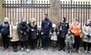 15-3-15_Muslim-Peace-Ring-Circles-Danish-Synagogue