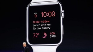 Apple CEO Tim Cook introduces the Apple Watch during an Apple event in San Francisco, California March 9, 2015.  REUTERS/Robert Galbraith (UNITED STATES  - Tags: SCIENCE TECHNOLOGY BUSINESS)   - RTR4SNIB