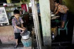 ျမန္မာႏုိင္ငံမွ ပညာငတ္မြတ္ေနသူမ်ား (သုိ႔မဟုတ္) ကေလးလုပ္သား