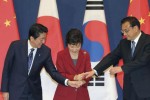 South Korean President Park Geun-hye, center, shakes hands with Japanese Prime Minister Shinzo Abe, left, and Chinese Premier Li Keqiang as they meet to hold a trilateral summit at the presidential house in Seoul, South Korea, Sunday, Nov. 1, 2015. The leaders of South Korea, China and Japan met Sunday in their first summit talks in more than three years, as the Northeast Asian powers struggle to find common ground amid bickering over history and territorial disputes. (Lee Jong-hoon/Yonhap via AP) KOREA OUT