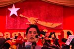 တစ္ႏွစ္အလြန္ အေရာင္မွိန္လာေသာ ဒီမိုကေရစီနတ္သမီး