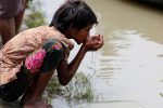 A Rohingya refugee girl drinks river water as she waits for boat to cross the border through Naf river in Maungdaw, Myanmar, September 7, 2017.REUTERS/Mohammad Ponir Hossain