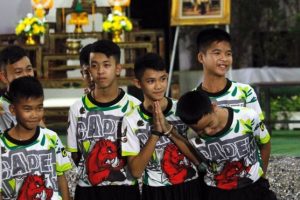 ဂူတြင္းမွလြတ္ေျမာက္လာသည့္ ထုိင္းကေလးငယ္မ်ား သတင္းစာရွင္းလင္းပြဲ ျပဳလုပ္