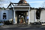محققان يفحصان موقع حريق بالمركز الإسلامي في فيكتوريا بولاية تكساس الأمريكية يوم 29 يناير كانون الأول 2017. تصوير: محمد خورشيد - رويترز