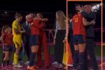 ကမ္ဘာ့ဖလားဆုပေးပွဲမှာ အနမ်းကြမ်းလို့ ၀ေဖန်ခံနေရတဲ့ စပိန်ဘောလုံး ဥက္ကဌ