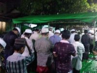 Myanmar Muslims welcome Ramadan praying in the heavy rain as lack of Holy Houses