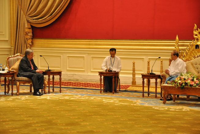 ၂၀၁၂ ခုႏွစ္ ဇူလို္င္လ ၁၂ ရက္က သမၼတ ဦးသိန္းစိန္ ကုလသမဂၢ ဒုကၡသည္မ်ားဆိုင္ရာ မဟာမင္းႀကီးရံုး အႀကီးအကဲ Antonio Guterres ႏွင့္ ေတြ႔ဆံုေဆြးေႏြးေနစဥ္။
Photo: Myanmar President Office website