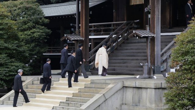 အျငင္းပြားဖြယ္ Yasukuni ဂူဗိမာန္အား ရွင္ဇုိအာေဘး သြားေရာက္လည္ပတ္