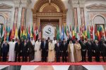 US President Donald Trump (C-L), Saudi Arabia's King Salman bin Abdulaziz al-Saud (C-R), Jordan's King Abdullah II, Egyptian President Abdel Fattah al-Sisi and other officials pose for a group photo during the Arabic Islamic American Summit at the King Abdulaziz Conference Center in Riyadh on May 21, 2017. / AFP PHOTO / MANDEL NGAN